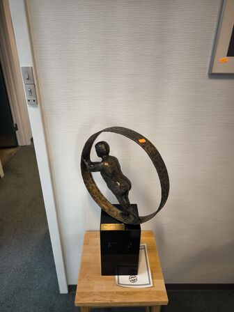 Bronzefigur PALLE MERNILD "HOLDE HJULENE I GANG"