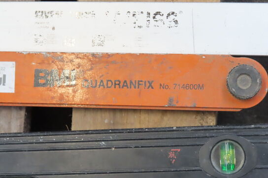 Diverse skruetvinger, vaterpas og måleværktøj