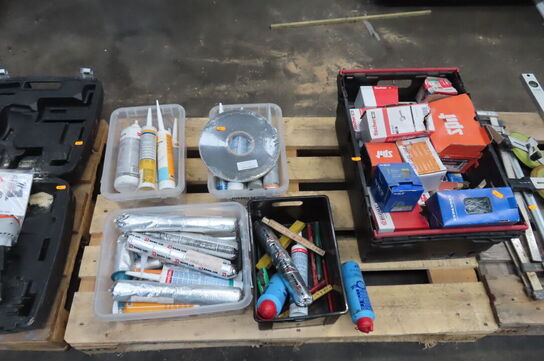 Palle med diverse fuge, skruer mv.