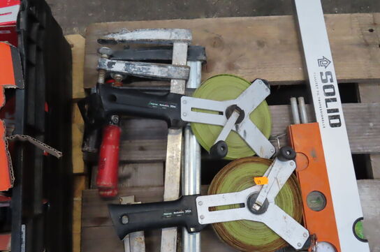 Diverse skruetvinger, vaterpas og måleværktøj