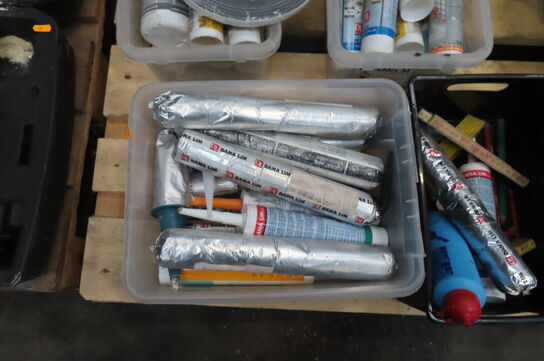 Palle med diverse fuge, skruer mv.