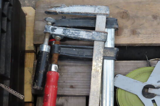 Diverse skruetvinger, vaterpas og måleværktøj