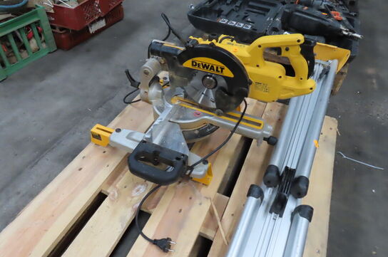 Kap-/geringsav DEWALT DWS773, inkl. stativ