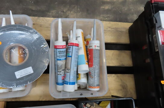 Palle med diverse fuge, skruer mv.