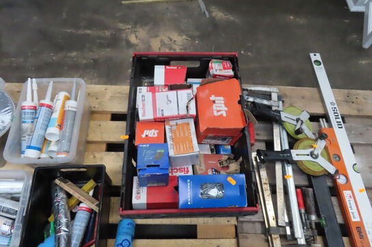 Palle med diverse fuge, skruer mv.