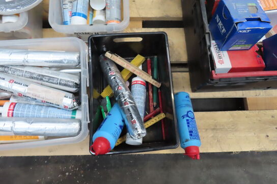 Palle med diverse fuge, skruer mv.