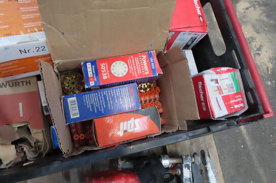 Palle med diverse fuge, skruer mv.