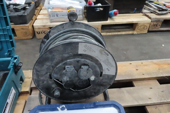 Kabeltromle og arbejdslampe