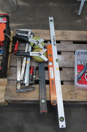 Diverse skruetvinger, vaterpas og måleværktøj