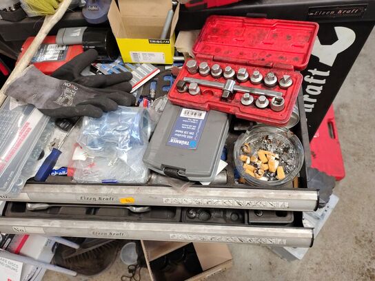 Værkstedsvogn med værktøj.