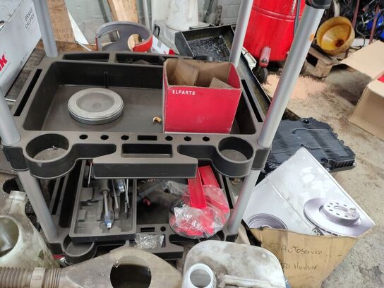 Rullevogn med diverse værktøj.