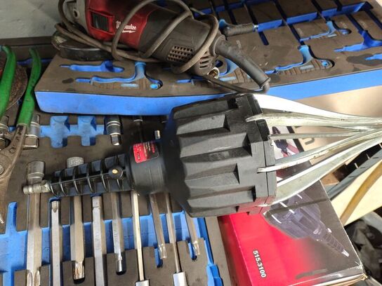 Reol med diverse værktøj og reservedele