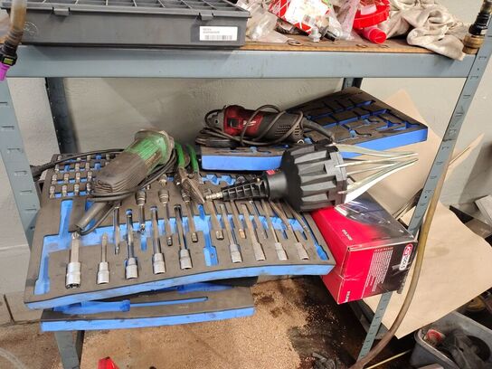 Reol med diverse værktøj og reservedele