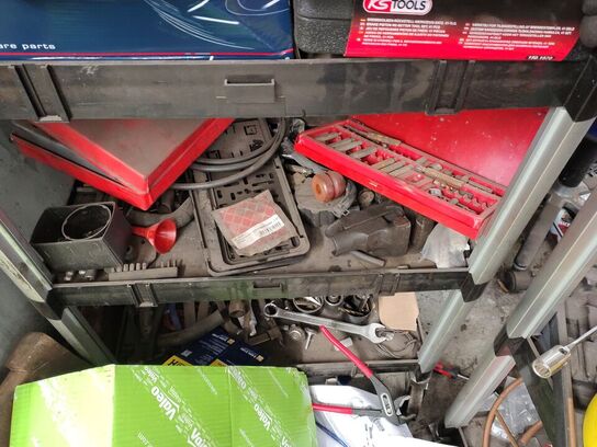 Rullevogn med diverse værktøj.