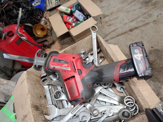 Rullevogn med diverse værktøj.