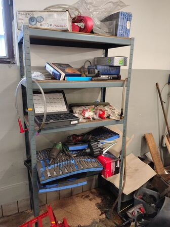 Reol med diverse værktøj og reservedele