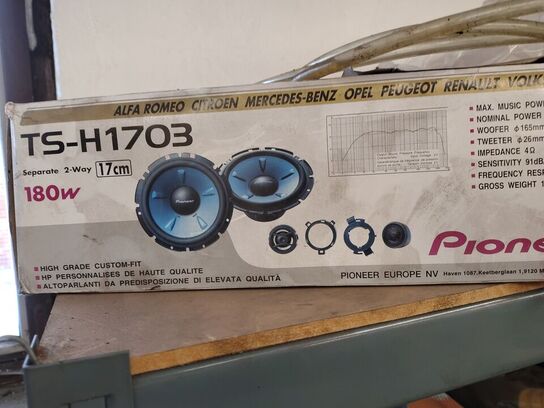 Reol med diverse værktøj og reservedele