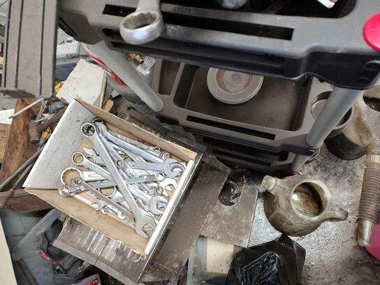 Rullevogn med diverse værktøj.