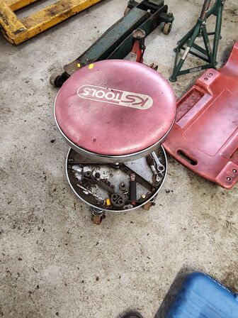 Liggebræt, værkstedsstol, jacks og donkraft.