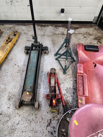 Liggebræt, værkstedsstol, jacks og donkraft.