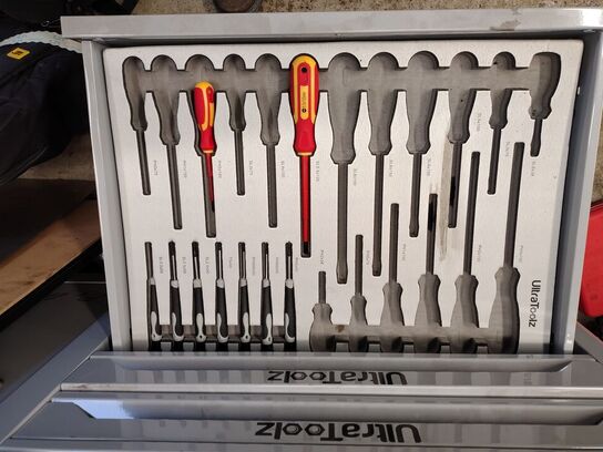 Værkstedsvogn med værktøj.