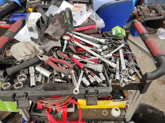 Rullevogn med diverse værktøj.