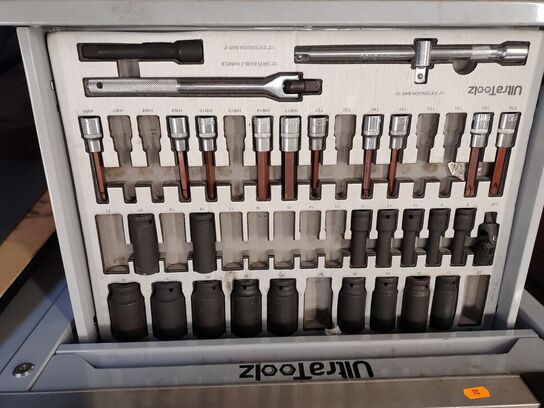 Værkstedsvogn med værktøj.