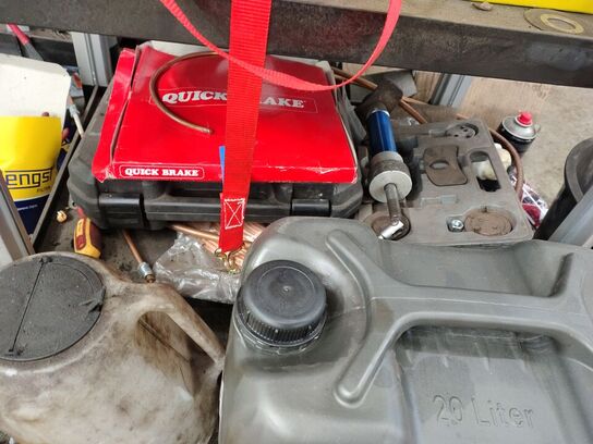 Rullevogn med diverse værktøj.