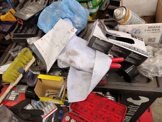 Værkstedsvogn med værktøj.