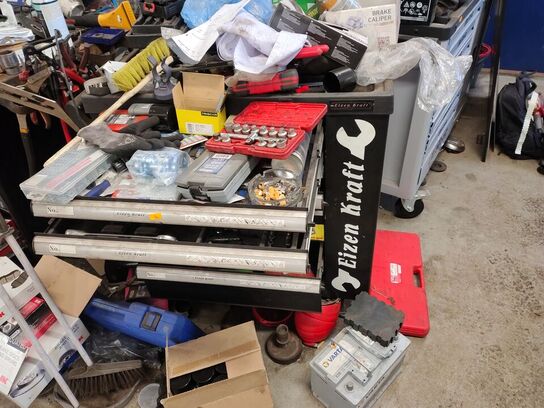 Værkstedsvogn med værktøj.