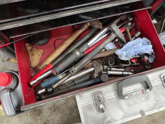 Værkstedsvogn med værktøj.