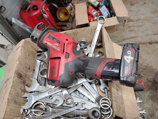 Rullevogn med diverse værktøj.