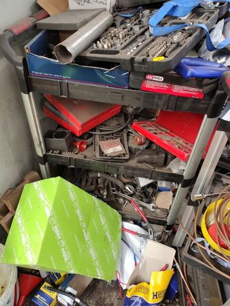 Rullevogn med diverse værktøj.