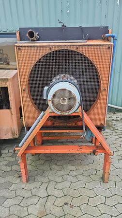 Køle enhed med elmotor og blæser