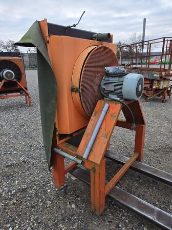 Køle enhed med elmotor og blæser