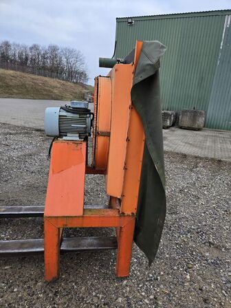 Køle enhed med elmotor og blæser