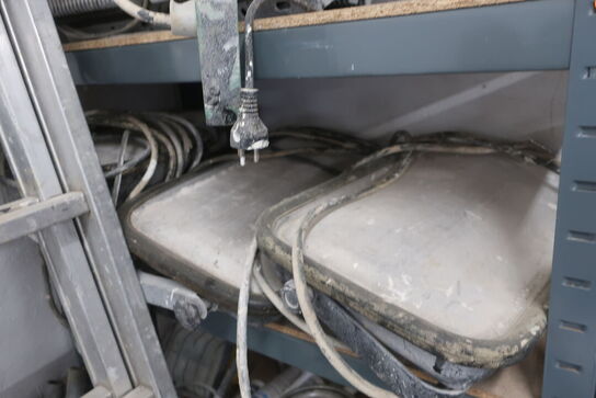 Reol med div. Arbejdslamper