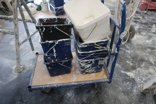 Opbevaringsvogn med indhold