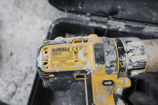 Akku bore/skruemaskine DEWALT DCD790 med 2 stk. batterier og lader