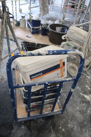 Opbevaringsvogn med indhold