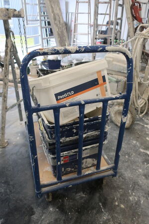 Opbevaringsvogn med indhold