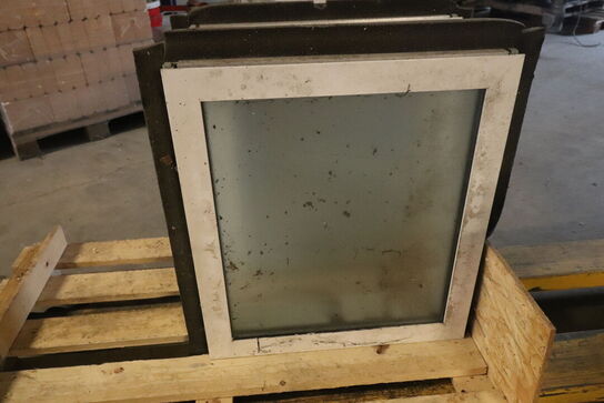 2 stk Vinduer ca 59x66cm