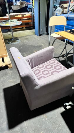 2 stk. hævesænkeborde med div. stole