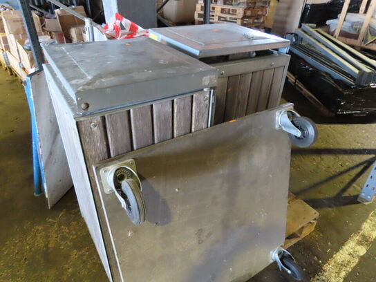 2 stk. lukkede skraldestativer