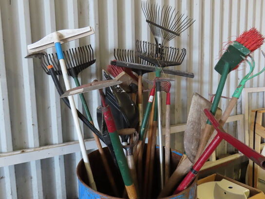 Tønde med haveredskaber