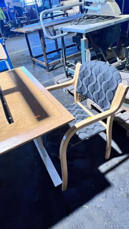 2 stk. hævesænkeborde med div. stole