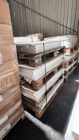 1 pl. hylder og låger, vælg selv mellem de paller der er tilbage