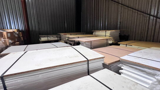 1 pl. hylder og låger, vælg selv mellem de paller der er tilbage