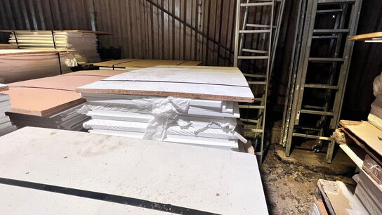 1 pl. hylder og låger, vælg selv mellem de paller der er tilbage