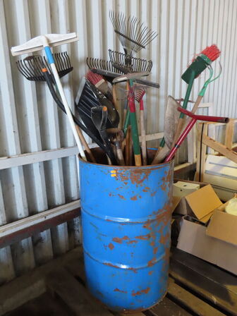 Tønde med haveredskaber